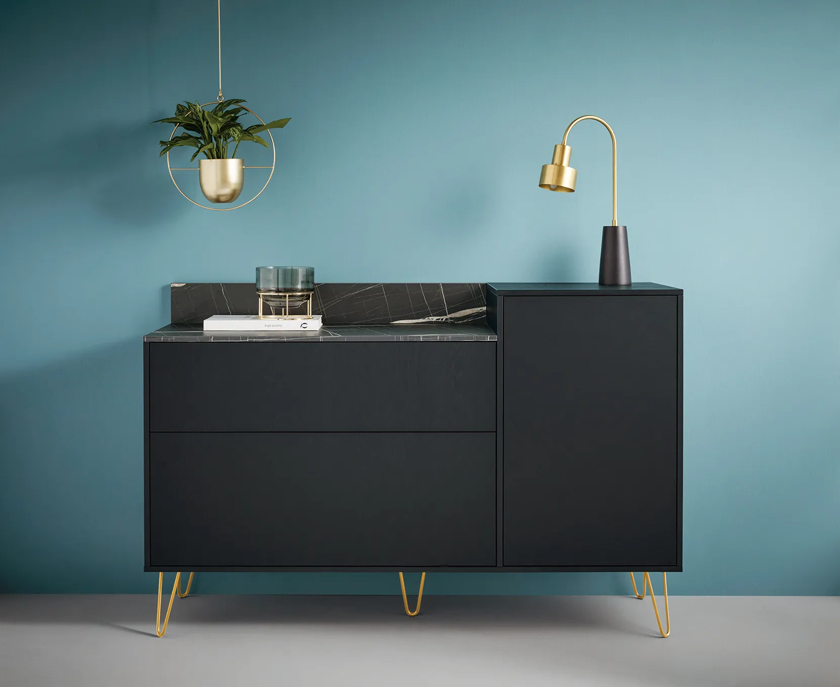 AVO-L772U-Sideboard-1_Fuesse-Messingfarben_2022.webp