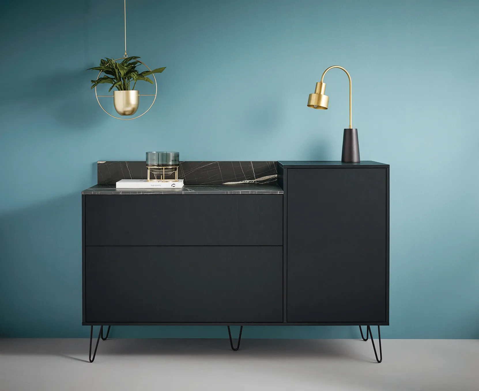 AVO-L772U-Sideboard-2_Fuesse-Onyxschwarz_2022.webp